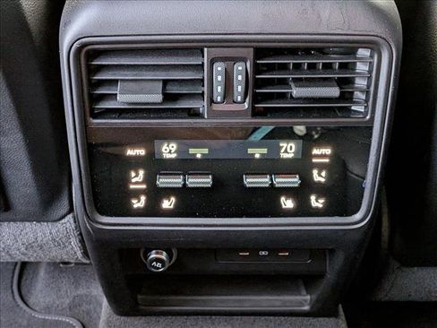 Used 2025 Porsche Cayenne image 19