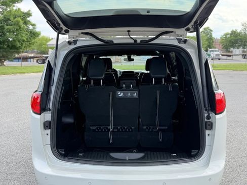 Used 2020 Chrysler Pacifica Touring-L w/ S Appearance Package FWD image 7