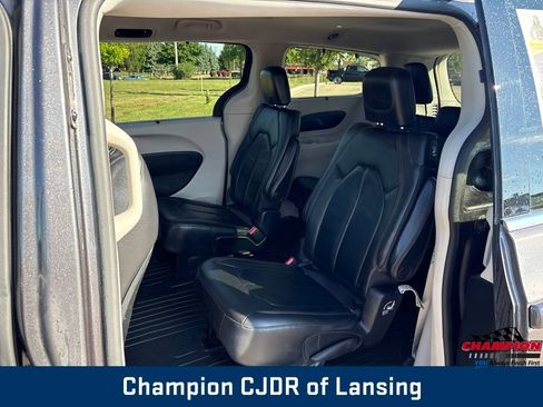 Used 2017 Chrysler Pacifica Touring-L w/ Tire & Wheel Group FWD image 14