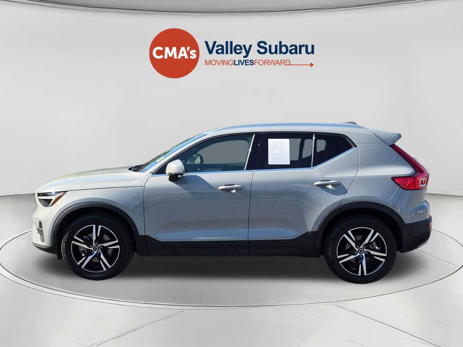 Used 2024 Volvo XC40 B5 Core AWD/4WD image 2