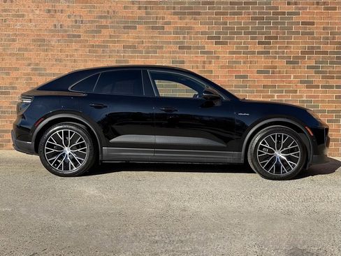 New 2026 Porsche Macan 4 Electric image 8