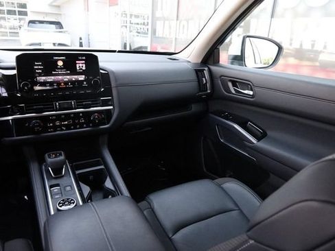 Certified 2025 Nissan Pathfinder SL w/ SL Premium Package AWD/4WD image 28