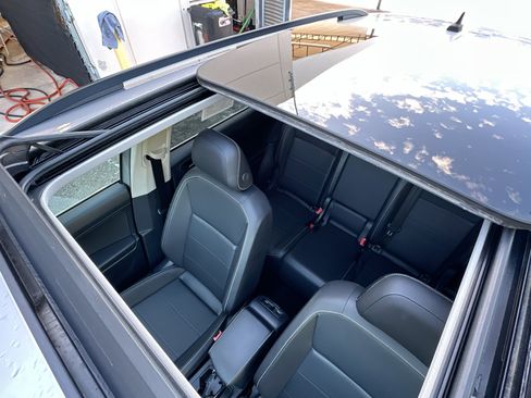 Used 2021 Volkswagen Tiguan SE w/ Panoramic Sunroof Package image 14