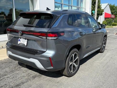 New 2025 Volkswagen Tiguan SE image 3