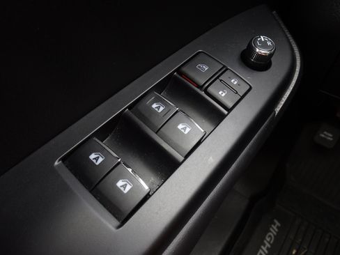 Used 2019 Toyota Highlander Limited AWD/4WD image 23