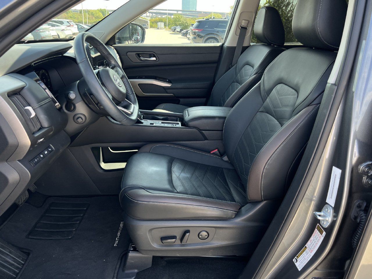 Used 2025 Nissan Pathfinder Platinum FWD image 6