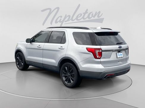 Used 2017 Ford Explorer XLT w/ Equipment Group 202A FWD image 3