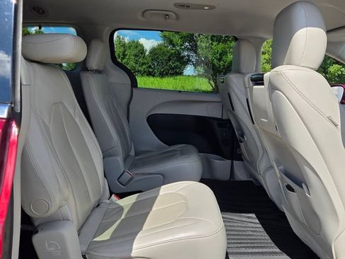 Used 2017 Chrysler Pacifica Touring-L Plus w/ Advanced Safetytec Group FWD image 17