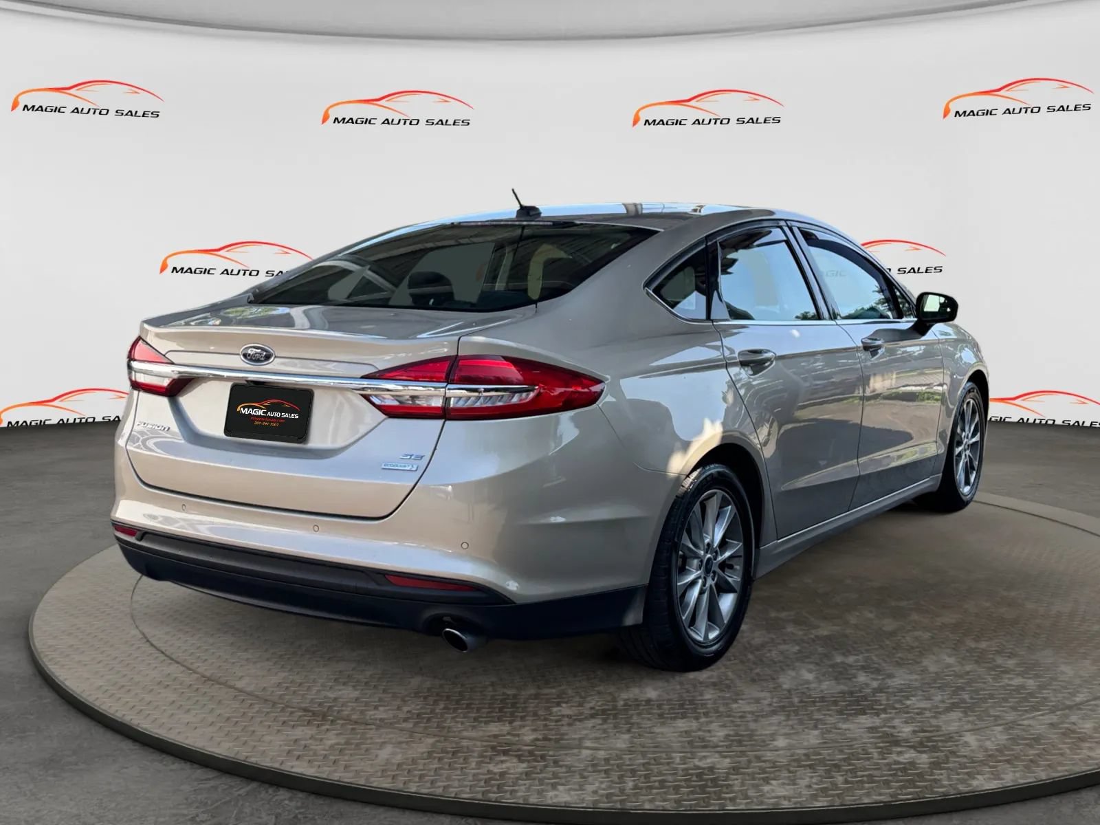 Used 2017 Ford Fusion SE w/ Fusion SE Technology Package FWD image 10