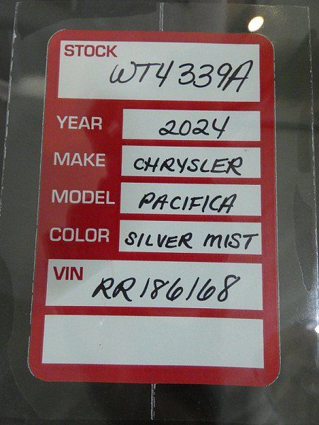 Used 2024 Chrysler Pacifica Limited w/ Trailer Tow Group AWD/4WD image 34