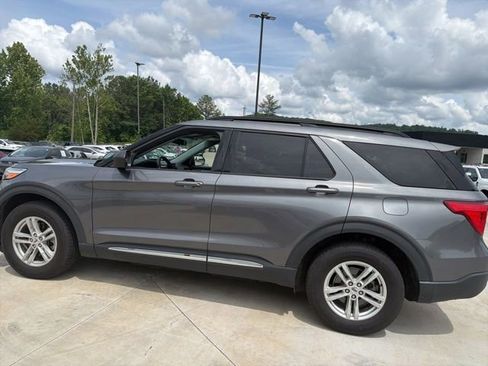 Used 2021 Ford Explorer XLT w/ Equipment Group 202A AWD/4WD image 19