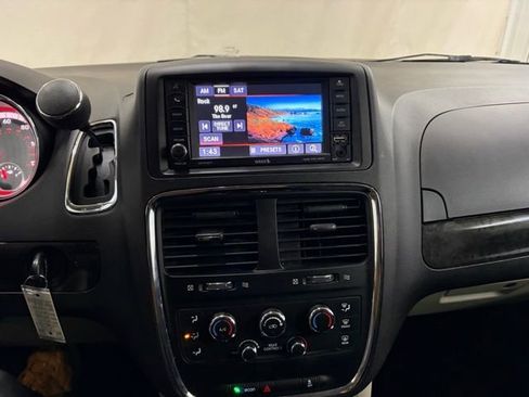Used 2018 Dodge Grand Caravan SE w/ UConnect Hands-Free Group image 29