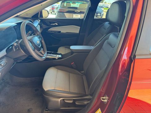 Used 2025 Chevrolet Trax LT image 28