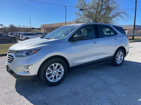 Used 2018 Chevrolet Equinox LS image 4
