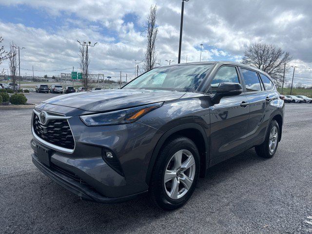 Used 2024 Toyota Highlander LE AWD/4WD image 16