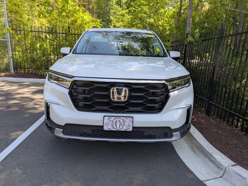 Used 2025 Honda Pilot Touring image 2