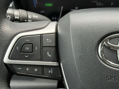 Used 2025 Toyota Sienna XLE FWD image 14