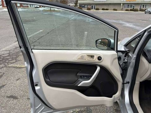 Used 2012 Ford Fiesta SE w/ Winter Pkg image 18
