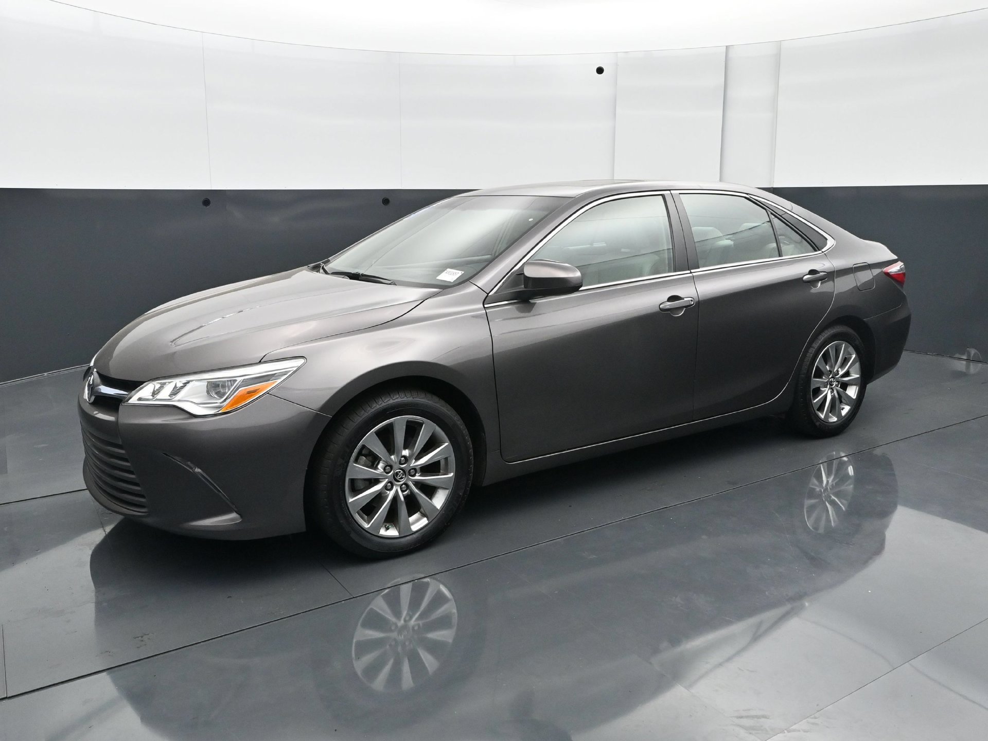 Used 2015 Toyota Camry XLE FWD image 2