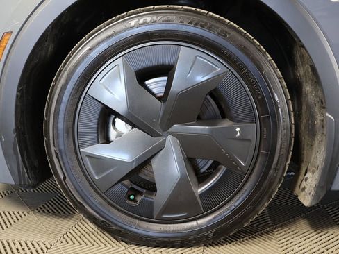 Used 2025 Toyota Prius Plug-In Hybrid FWD image 16