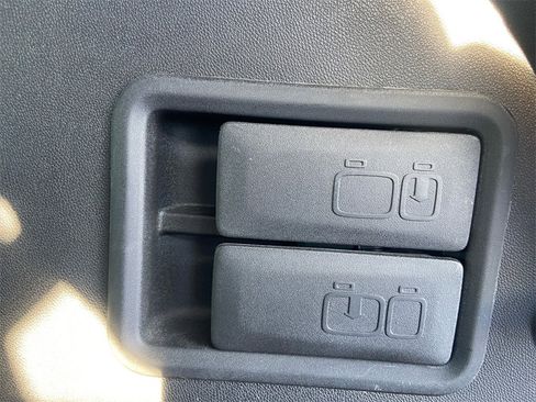 Used 2022 Chevrolet Equinox Premier image 32