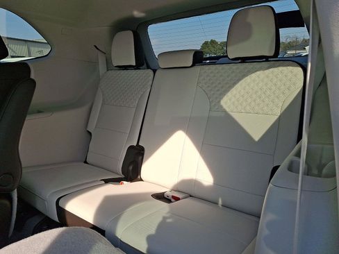 Used 2024 GMC Acadia Denali image 16