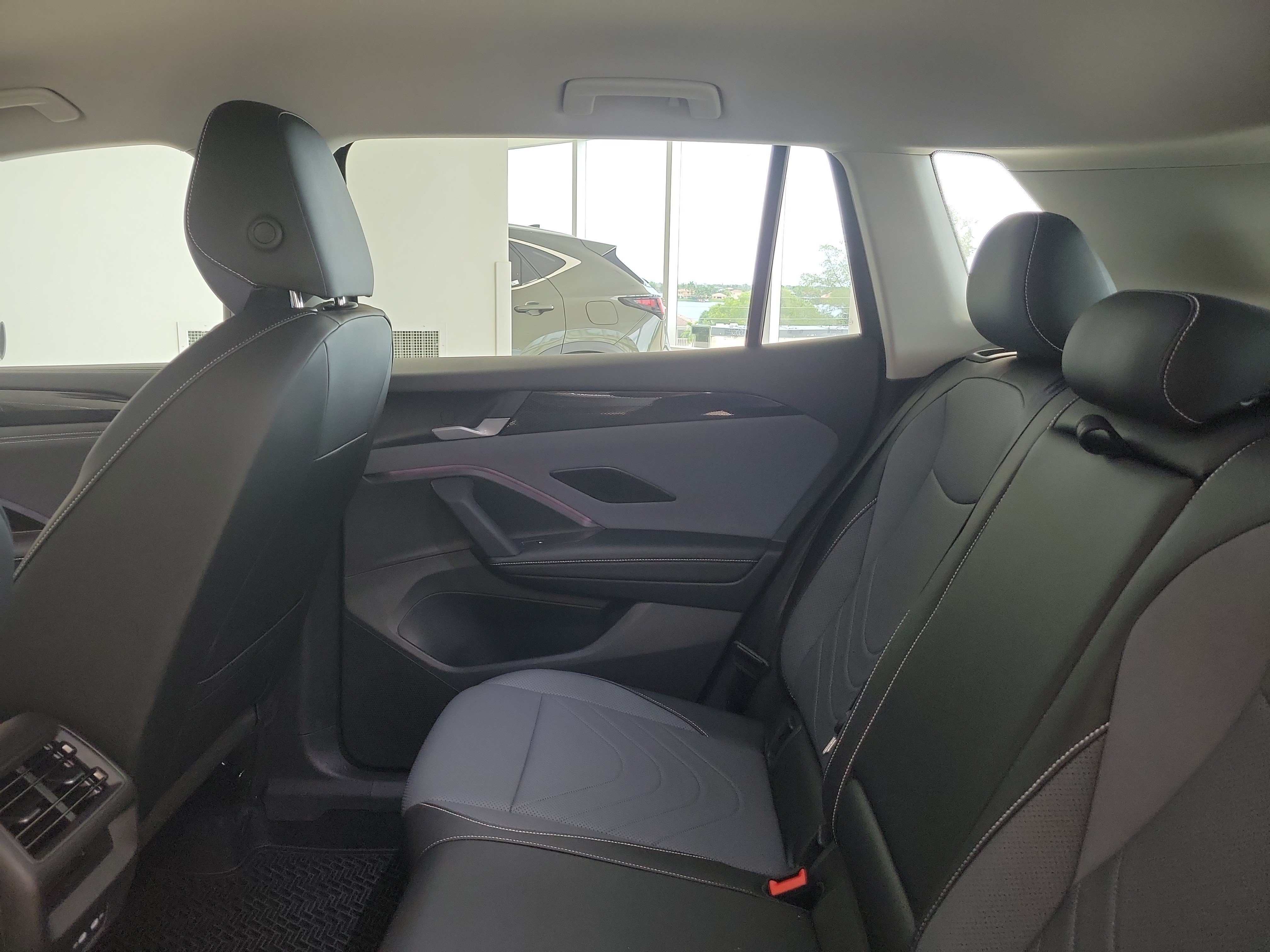 Used 2025 Volkswagen Tiguan SE FWD image 16