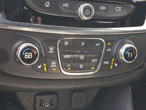Used 2022 Chevrolet Traverse LT w/ Midnight/Sport Edition AWD/4WD image 17