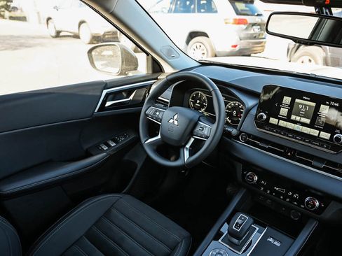 New 2025 Mitsubishi Outlander SE image 14