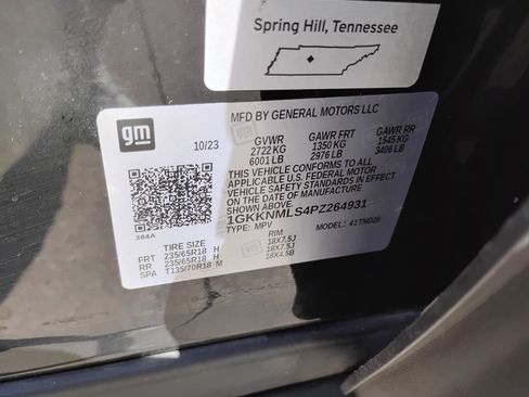 Used 2023 GMC Acadia SLT w/ LPO, Floor Liner Package FWD image 37