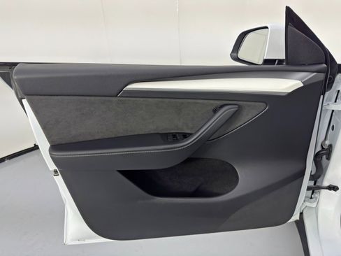 Used 2023 Tesla Model Y Performance image 43