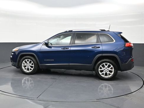 Used 2018 Jeep Cherokee Latitude Plus w/ Cold Weather Group FWD image 2