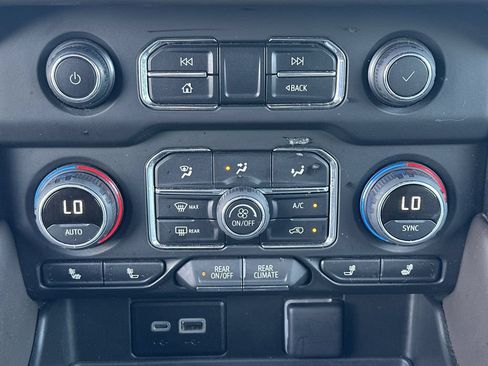 Used 2024 Chevrolet Suburban LT AWD/4WD image 28