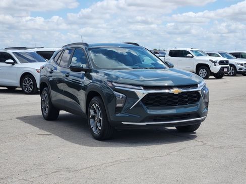 Used 2025 Chevrolet Trax LT FWD image 3
