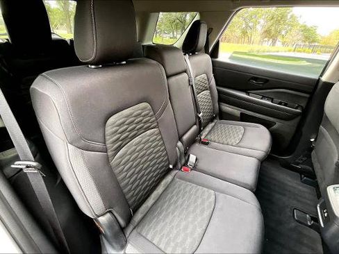 Certified 2025 Nissan Pathfinder SV image 19