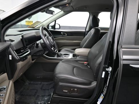 Used 2025 Kia Carnival image 11