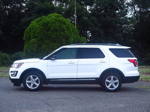 Used 2016 Ford Explorer XLT w/ Equipment Group 202A AWD/4WD image 2