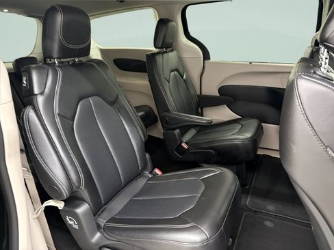 Used 2024 Chrysler Pacifica Touring-L FWD image 24