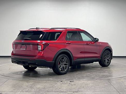 Used 2025 Ford Explorer ST-Line w/ Premium Package image 8