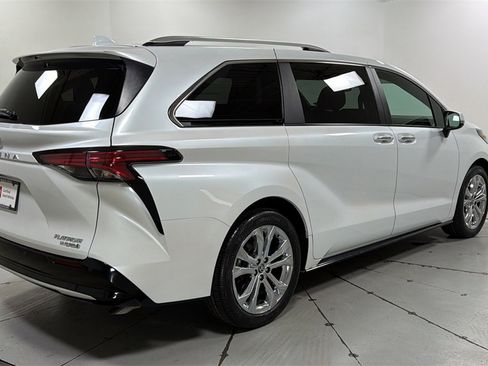 Certified 2023 Toyota Sienna Platinum image 5