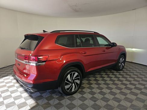 Used 2024 Volkswagen Atlas SE w/ Panoramic Sunroof Package image 2