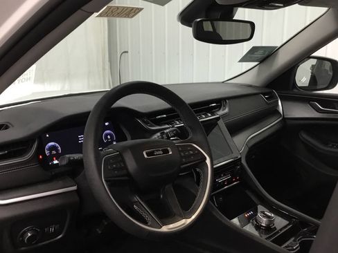 Used 2023 Jeep Grand Cherokee Laredo AWD/4WD image 12