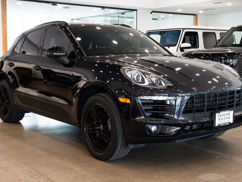 Used 2018 Porsche Macan AWD/4WD image 3