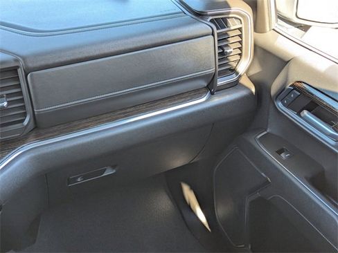 Used 2024 GMC Sierra 1500 SLE image 17