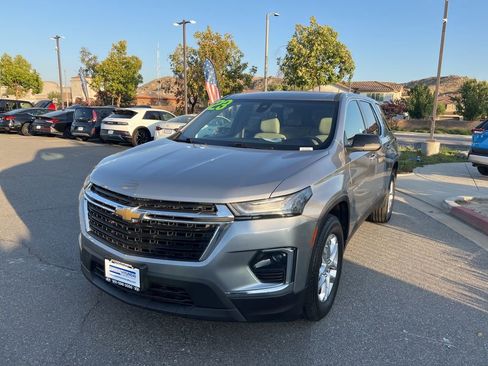 Used 2023 Chevrolet Traverse LS FWD image 4