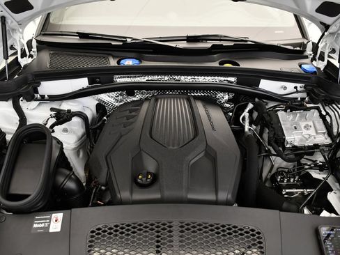 Certified 2026 Porsche Macan AWD/4WD image 12