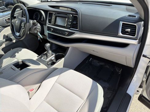 Used 2017 Toyota Highlander LE FWD image 26