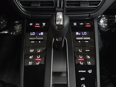 Certified 2026 Porsche Macan AWD/4WD image 19