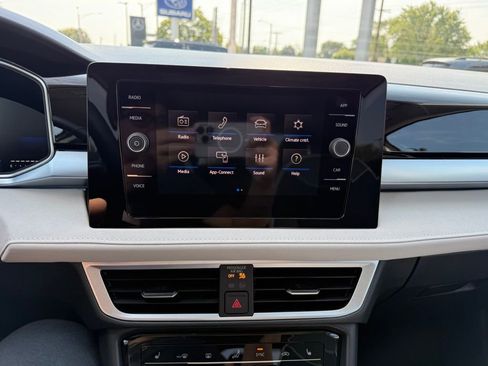 Used 2025 Volkswagen Taos SE w/ Panoramic Sunroof Package image 12
