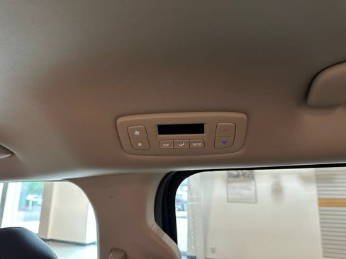 Used 2026 Kia Carnival FWD image 23